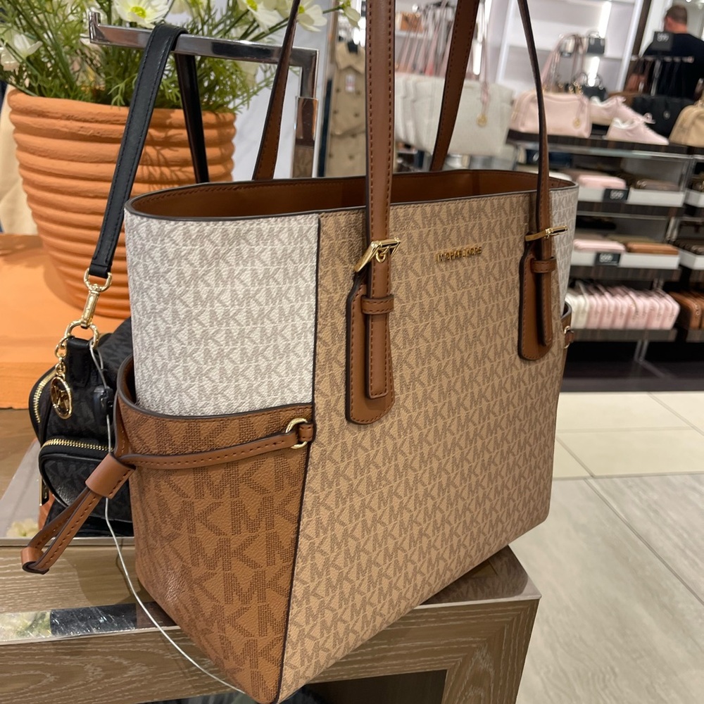 Michael Kors Voyager Lg EW Top Zip Color-Block Logo Shoulder Tote
Camel Mult
NWT - Picture 4 of 16